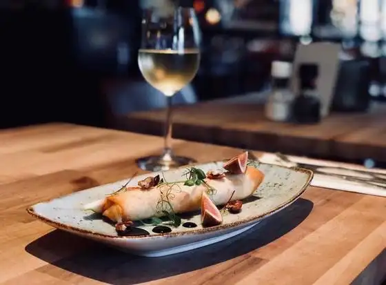 Gedekte tafel met glas wijn en bord met gerecht